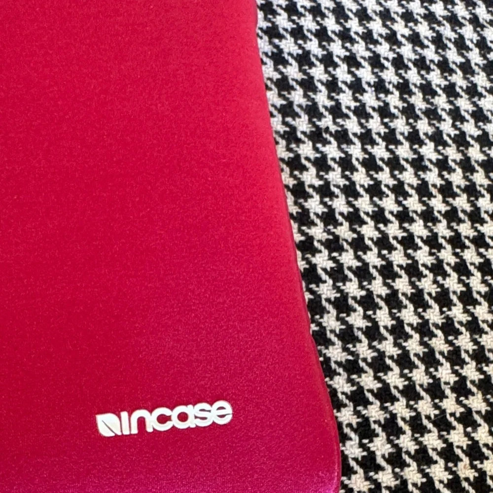 Incase Scarlet Tablet Sleeve